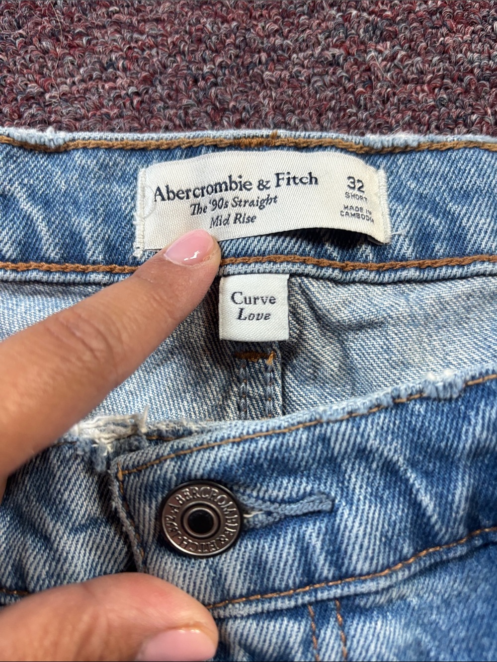Abercrombie & Fitch 90’s Straight Mid Rise, Curve Love Jeans in Short - Picture 2 of 3
